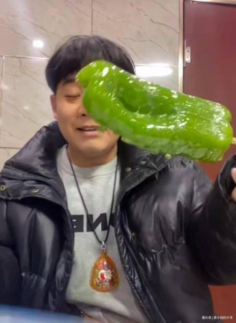 情侣网红吃瓜图片,甜蜜互动引网友热议